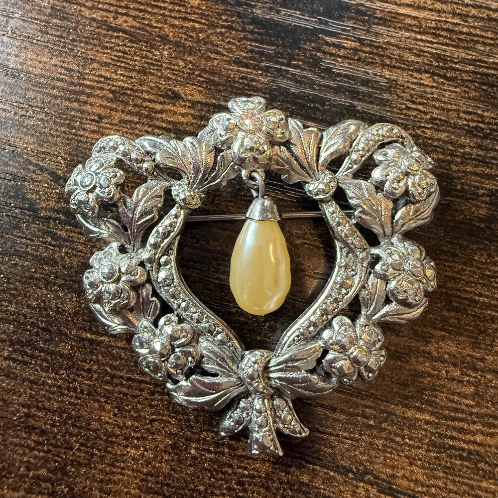 Vintage Silver Tone Open Heart Rhinestone & Faux Dangle Pearl Flower Brooch Pin